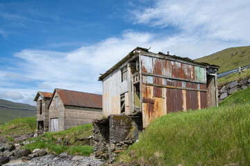 Fototapeta na wymiar Alte Bootshäuser in Kollafjordur, Färöer Inseln, Insel Streymoy