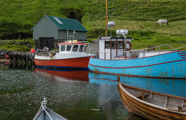 Fischerboote im Hafen in Hosvik, Insel Streymoy, Färöer Inseln