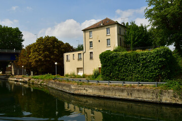 Fototapeta na wymiar Chatou; France - july 26 2022 : Seine river
