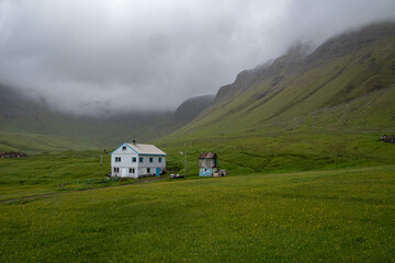 Ein einsamer Bauernhof in Gásadalur, Insel Vágar, Färöer Inseln