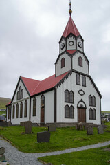 Kirche und Friedhof in Sandavagur auf der Insel Vagar, Färöer Inseln