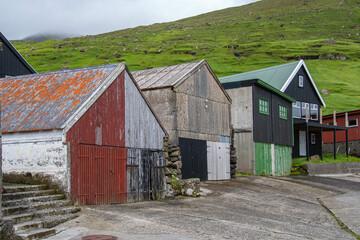 Fototapeta na wymiar Bunte Bootsschuppen in Funningur , Insel Eysturoy, Färöer Inseln