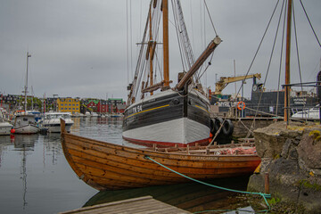 Boote im Hafen von Torshavn, Färöer Inseln