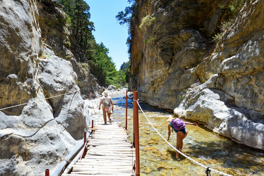 Die eiserne Pforte in der Samaria-Schlucht in Kreta/Griechenland - Powered by Adobe
