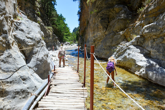 Die eiserne Pforte in der Samaria-Schlucht in Kreta/Griechenland - Powered by Adobe