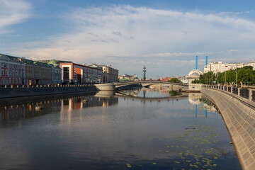 Obraz premium Moscow, Russia, 6 June 2022: Morning landscape around the Bolshoi Moskvoretsky Bridge