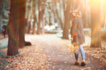 Obraz premium portrait autumn woman 20-25 years old / walk in autumn park, rest in autumn