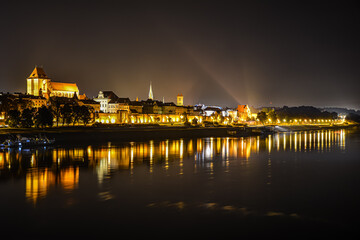 Nocny widok na miasto Toruń