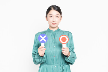 OKとNGのプレートを持っている主婦