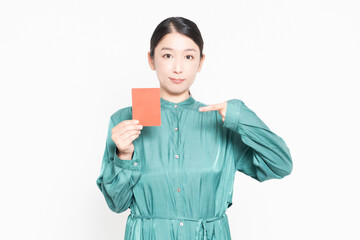 レッドカードを見せる主婦