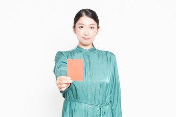 レッドカードを見せる主婦