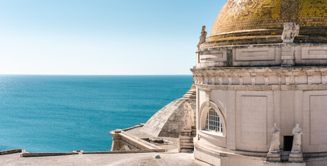 Kathedrale von Cadiz, Spanien mit freiem Blick auf das Meer