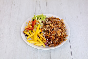 kebab, piatto, insalata, patatine, fritte, pomodoro, radicchio, pollo, arabo, fast, food, mediorientale, ovina, bovina, avicola, verdure, salse, varie, arrosto,  veloce, spuntino,  alimento, pasti, 
