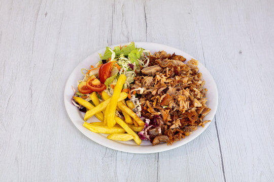 kebab, piatto, insalata, patatine, fritte, pomodoro, radicchio, pollo, arabo, fast, food, mediorientale, ovina, bovina, avicola, verdure, salse, varie, arrosto,  veloce, spuntino,  alimento, pasti, 