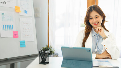 Successful business concept, Businesswoman hold pen and look on tablet to analyzing financial data