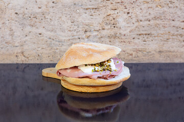 Panino, street food, food, veloce, strada, italiano, italia, tradizione, sud, puccia, mortadella, crema, pistacchio, salento, lecce, leccese, tradizione, casa © QueenS
