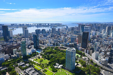 夏の朝に東京タワートップデッキからお台場方面を望む - obrazy, fototapety, plakaty