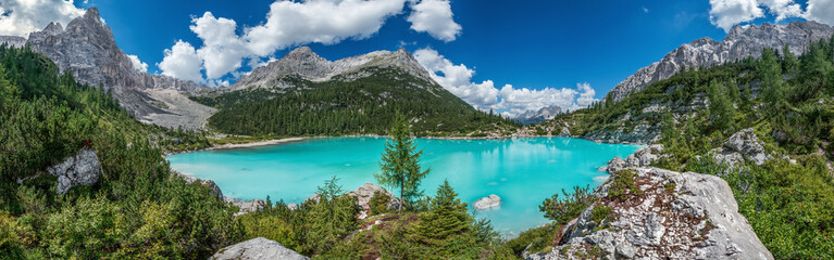 Fototapeta na wymiar Panoramic view of the lake Sorapiss in the Dolomites