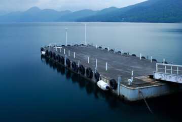 船着き場と湖面