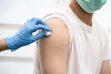 A man get covid 19 vaccine at hospital