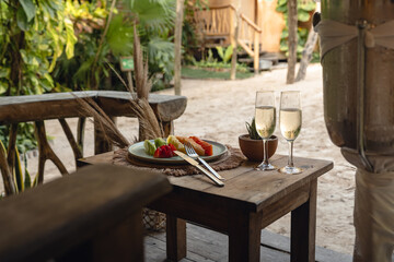 Champaña y frutas en habitación de hotel