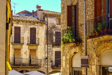 Fototapeta na wymiar Windows and balconies typical of the ancient architecture of the city of Besalu, Girona Catalonia.