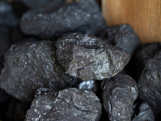 Węgiel, bryłki węgla na stosie