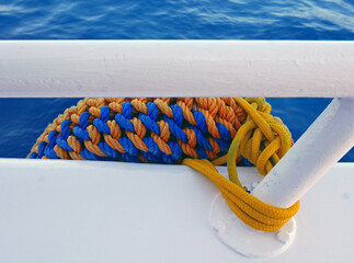corde colorate legate alla barca in mare