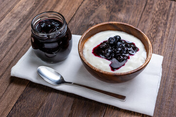 ブルーベリーのジャムとヨーグルトのデザート