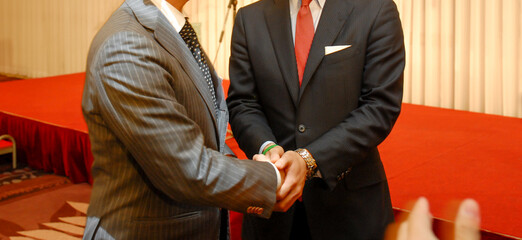 握手をするスーツ姿の男性　ビジネスマン　政治家　