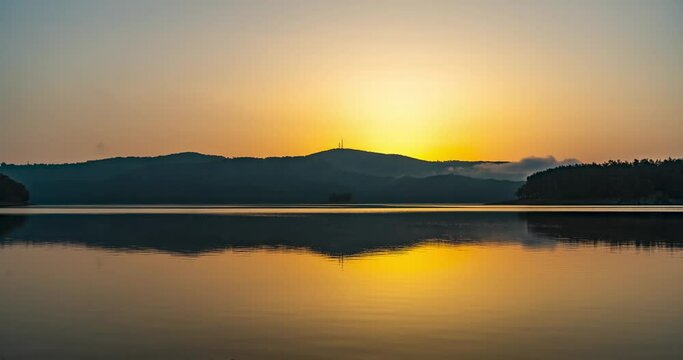 Wsch&oacute;d słońca nad Jeziorem Solińskim. 
Sunrise over the Solina lake.