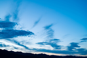 夕方の空と北アルプスのシルエット