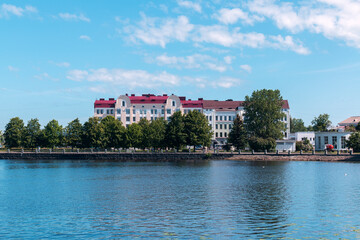 Obraz premium Viborg buildings on the over side of gulf by summer day