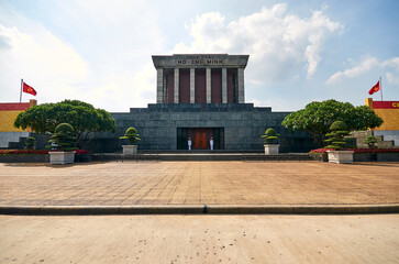Obraz premium vietnam, hanoi, 27.09.2015 ho chi minh mausoleum in vietnam. tomb of the first president of North Vietnam, Ho Chi Minh. The architectural memorial is located on Badinh Square