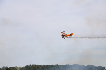 airplanes show aerobatics