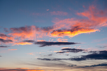 Naklejka na ściany i meble Wolken bei Sonnenuntergang