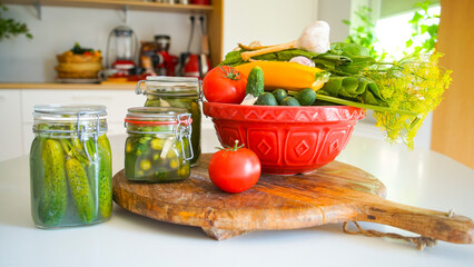 Donica z warzywami, ogórki kiszone