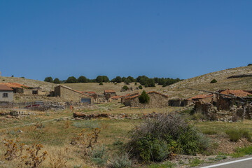 Aldea agrícola semi abandonada en tierras de Teruel, Aragón, antiguas edificaciones de piedra...