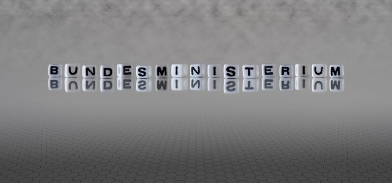 bundesministerium Wort oder Konzept dargestellt durch schwarze und weiße Buchstabenwürfel auf einem grauen Horizonthintergrund