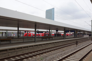 zug im hauptbahnhof mannheim