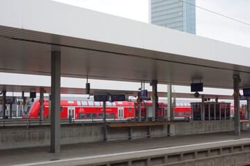 zug im hauptbahnhof mannheim