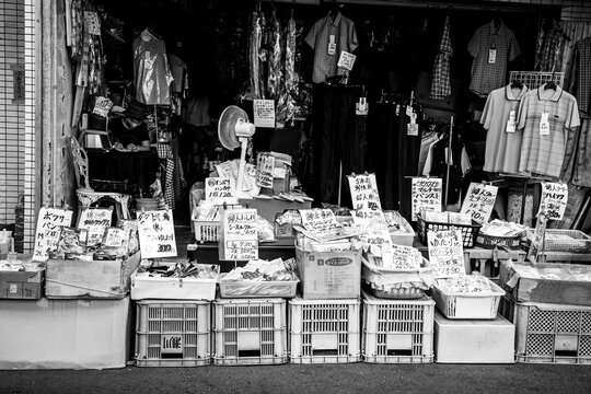昭和の時代の香りのするレトロな商店街。神戸東山商店街で撮影