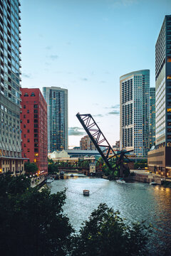 A boat on the Chicago River in the afternoon among the buildings