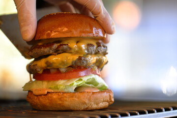 ダブルチーズバーガー（グルメバーガー）