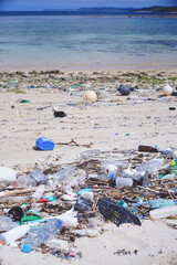 沖縄の離島宮古島の美しい海岸に打ち上げられたたくさんのゴミ