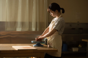 陶芸　若い女性　陶芸家
