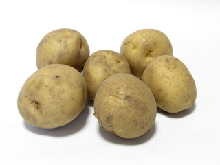 白背景で撮影した新鮮なジャガイモ
