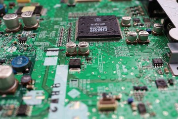 Obraz premium A semiconductor on a printed circuit board wet from the rain.Image: recession, bankruptcy.