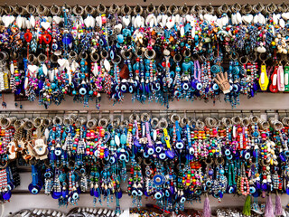 Obraz premium Traditional evil eye bead - protection amulet on keychain at souvenir store. Popular touristic souvenir and talisman in different countries around world. Symbol of protection against malevolent gazes