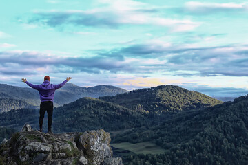 Obraz premium mountain man raised his hands, concept freedom victory active adventure